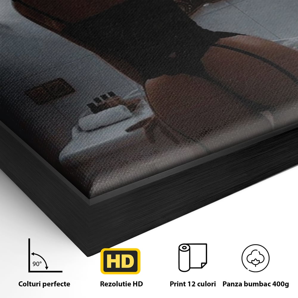 Detaliu al suprafetei: tablou canvas cu silueta feminina intr-o baie, in rama de aluminiu negru