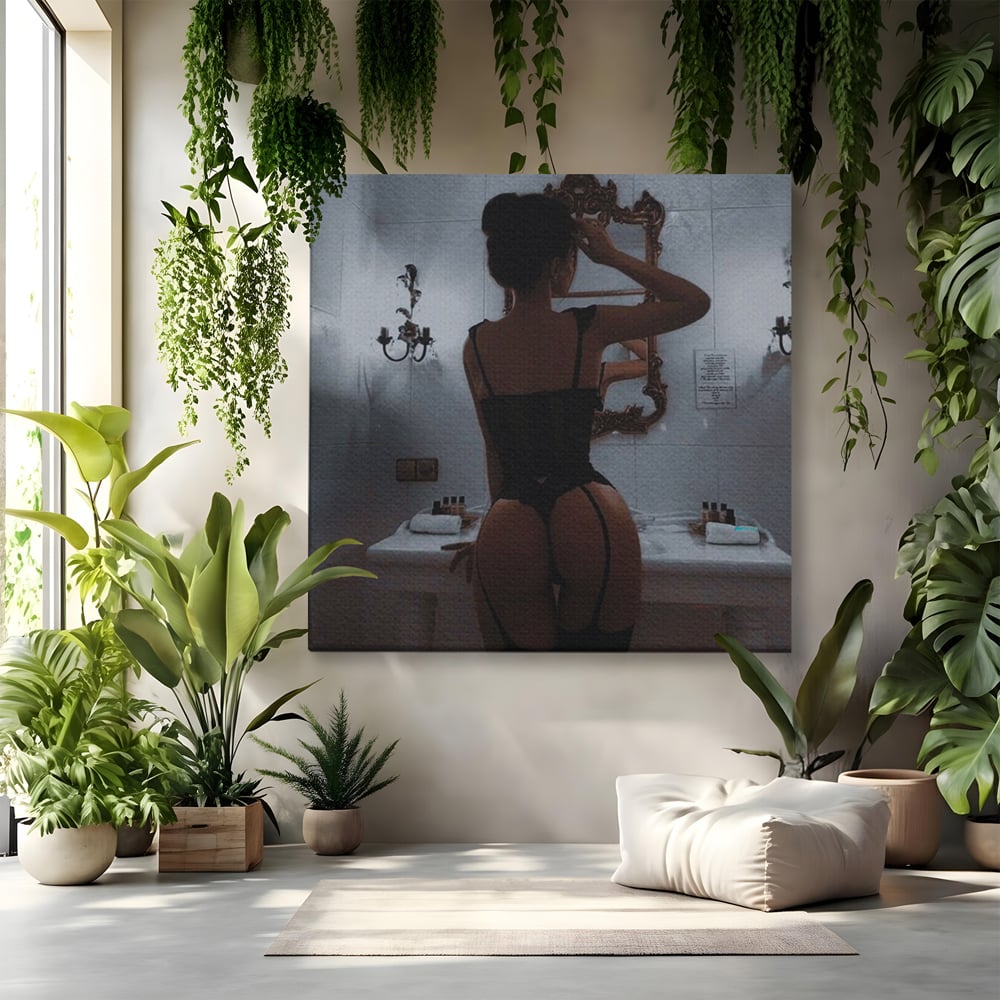 Tablou canvas cu tablou canvas cu silueta feminina intr-o baie, fara rama, pe sasiu de lemn