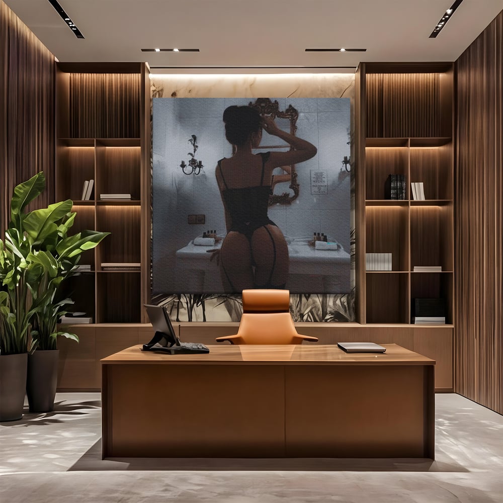 Tablou canvas cu tablou canvas cu silueta feminina intr-o baie, fara rama, pe sasiu de lemn, pe perete intr-un birou