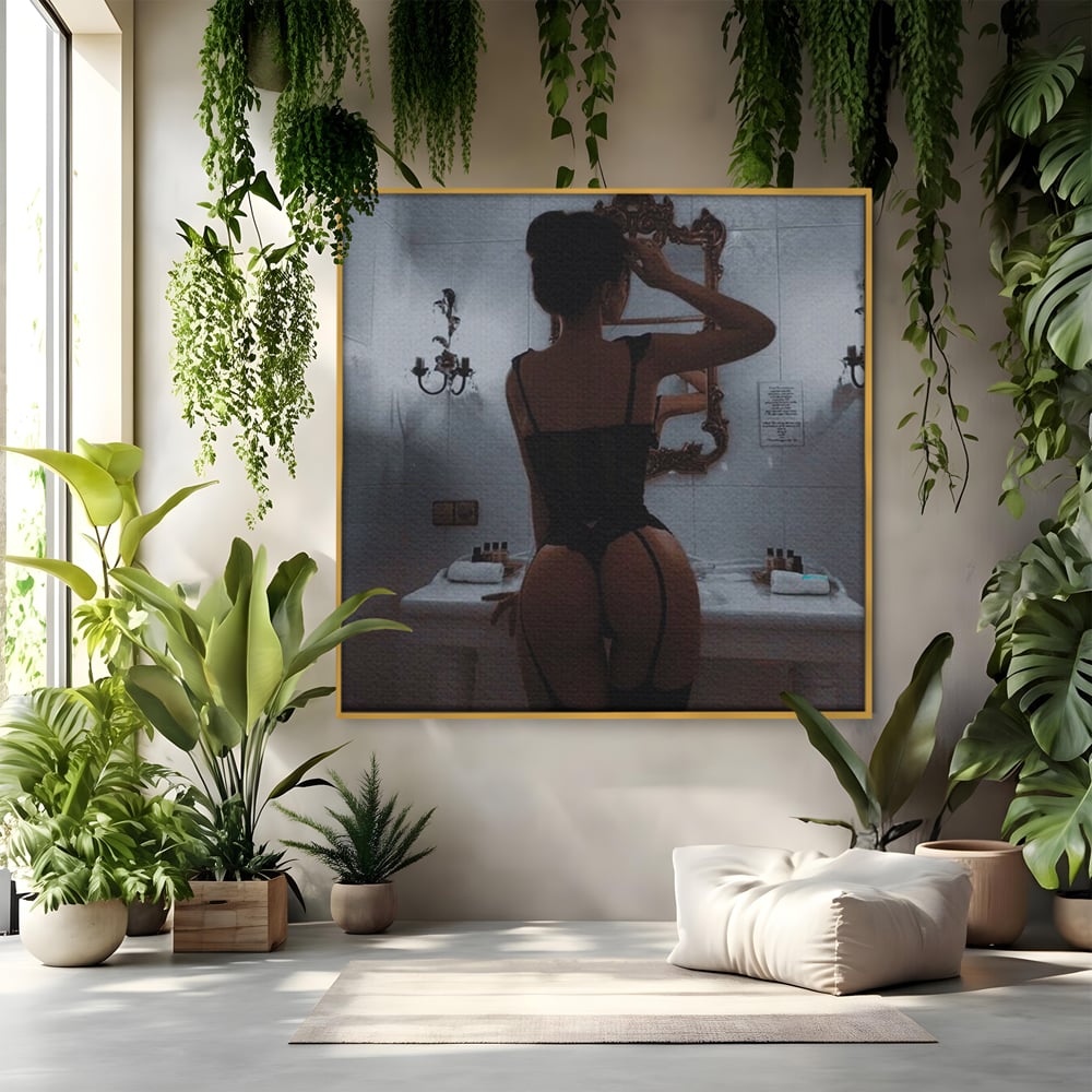 Tablou canvas cu tablou canvas cu silueta feminina intr-o baie, in rama de aluminiu auriu
