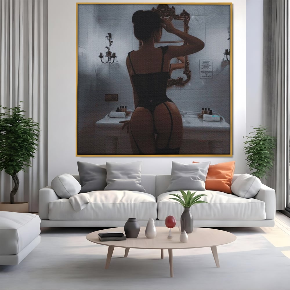 Tablou canvas cu tablou canvas cu silueta feminina intr-o baie, in rama de aluminiu auriu, pe perete intr-un living