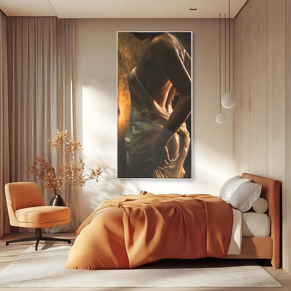 Tablou canvas cu tablou canvas cu silueta umeda in lumina calda, in rama de aluminiu argintiu, pe perete intr-un dormitor