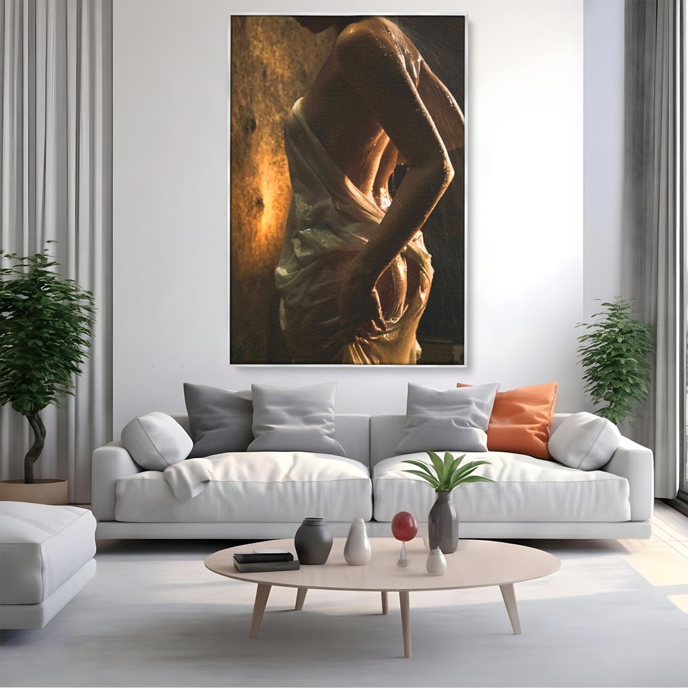 Tablou canvas cu tablou canvas cu silueta umeda in lumina calda, in rama de aluminiu argintiu, pe perete intr-un living