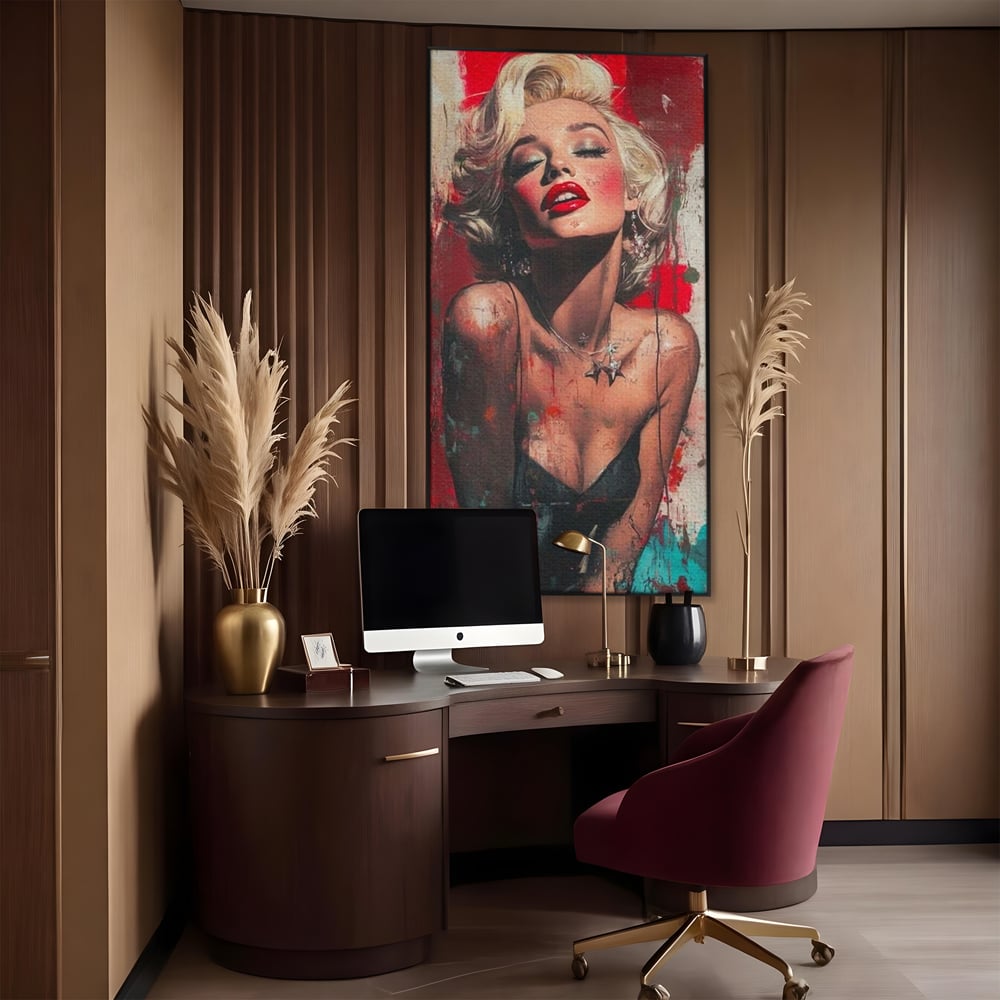 Tablou canvas cu tablou canvas cu portret pop art blonda buze rosii, in rama de aluminiu negru, pe perete intr-un birou
