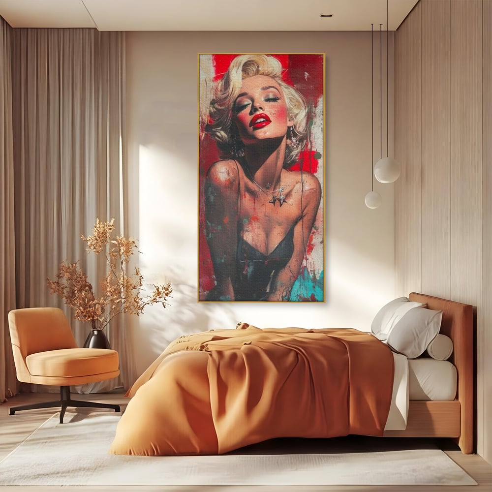 Tablou canvas cu tablou canvas cu portret pop art blonda buze rosii, in rama de aluminiu auriu, pe perete intr-un dormitor