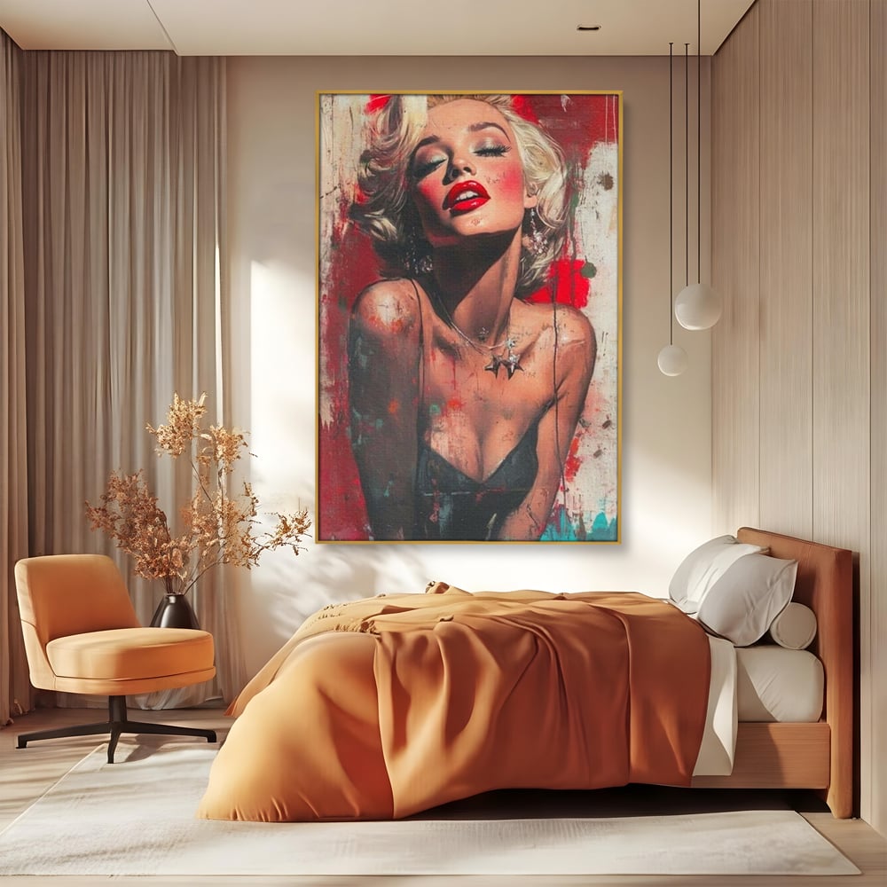 Tablou canvas cu tablou canvas cu portret pop art blonda buze rosii, in rama de aluminiu auriu, pe perete intr-un dormitor