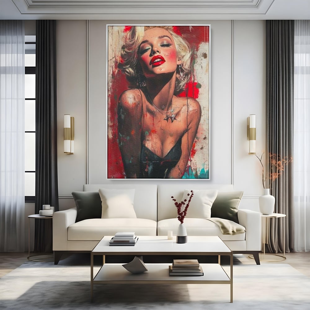 Tablou canvas cu tablou canvas cu portret pop art blonda buze rosii, in rama de aluminiu argintiu, pe perete intr-un living
