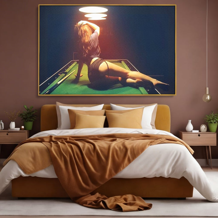 Tablou canvas cu tablou canvas cu silueta feminina pe masa de biliard, in rama de aluminiu auriu, pe perete intr-un dormitor