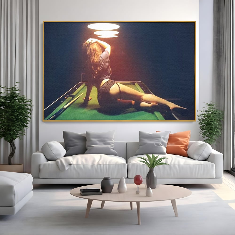 Tablou canvas cu tablou canvas cu silueta feminina pe masa de biliard, in rama de aluminiu auriu, pe perete intr-un living