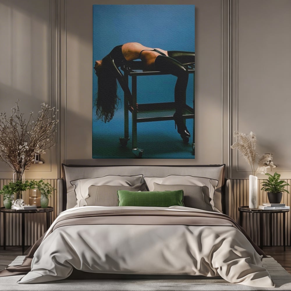 Tablou canvas cu tablou canvas cu silueta curbata pe masa, fara rama, pe sasiu de lemn, pe perete intr-un dormitor