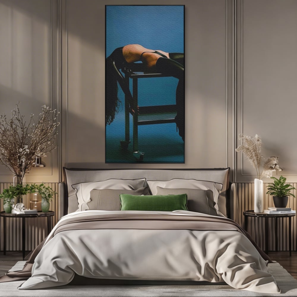 Tablou canvas cu tablou canvas cu silueta curbata pe masa, in rama de aluminiu negru, pe perete intr-un dormitor