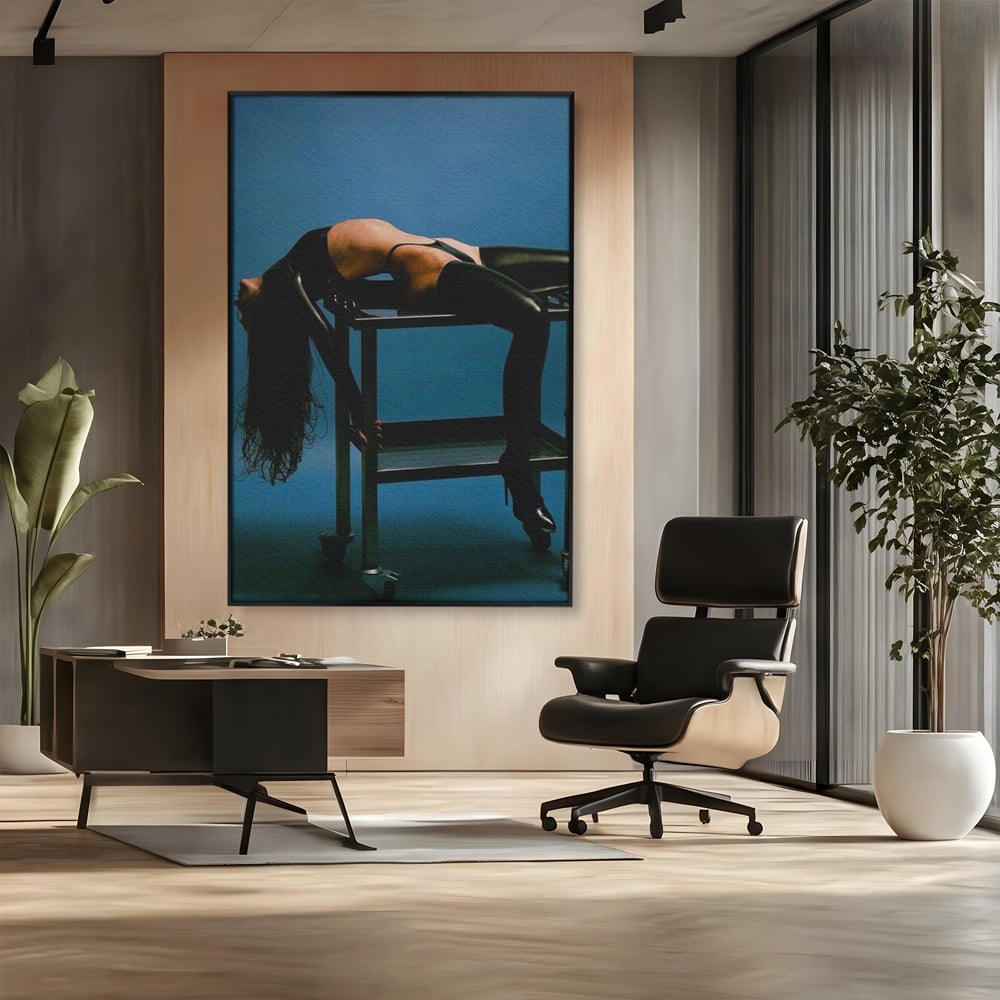 Tablou canvas cu tablou canvas cu silueta curbata pe masa, in rama de aluminiu negru, pe perete intr-un birou