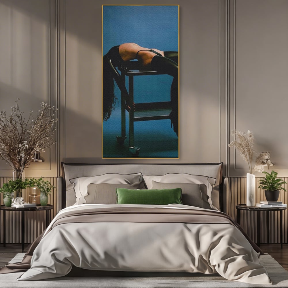 Tablou canvas cu tablou canvas cu silueta curbata pe masa, in rama de aluminiu auriu, pe perete intr-un dormitor