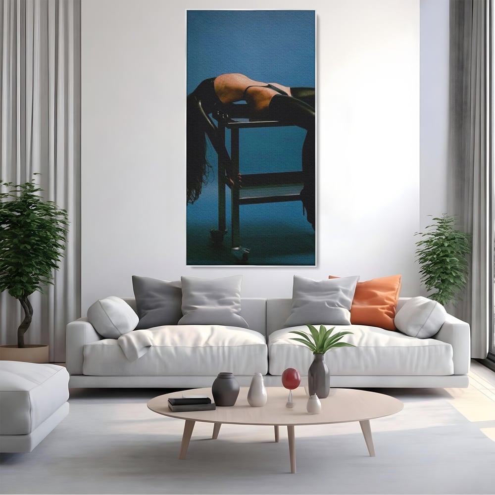 Tablou canvas cu tablou canvas cu silueta curbata pe masa, in rama de aluminiu argintiu, pe perete intr-un living