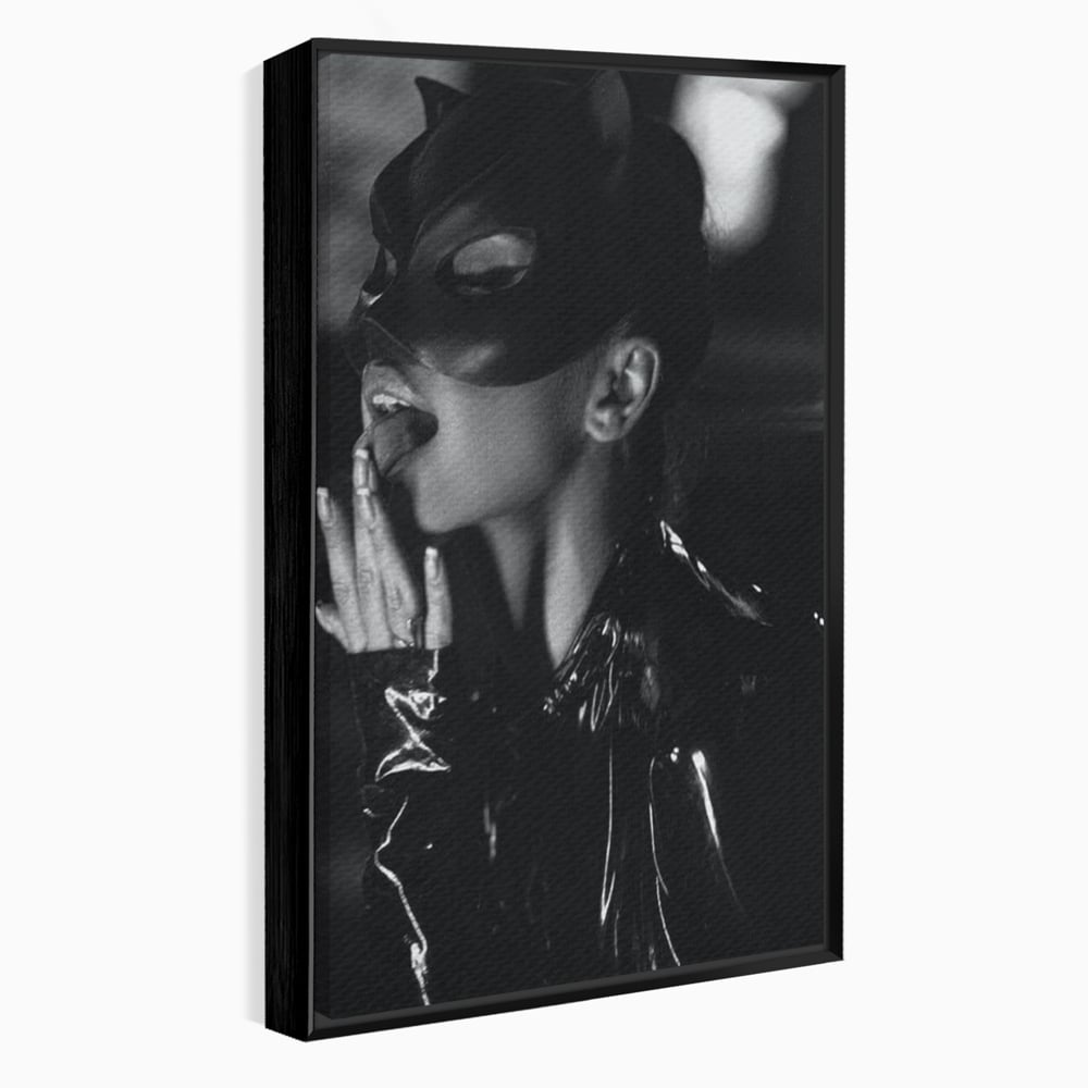 Tablou canvas cu tablou canvas cu femeie in costum de pisica, in rama de aluminiu negru