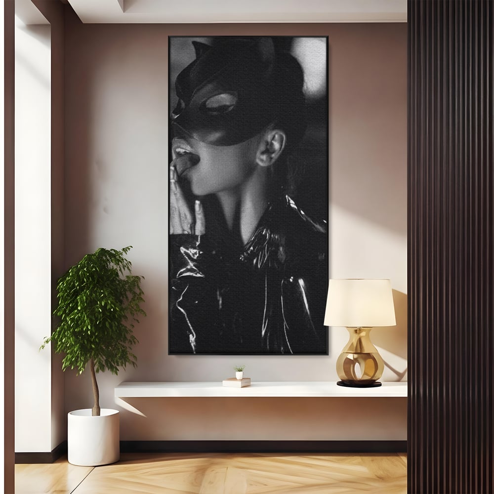 Tablou canvas cu tablou canvas cu femeie in costum de pisica, in rama de aluminiu negru