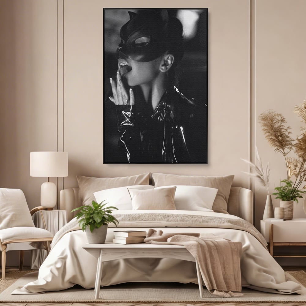 Tablou canvas cu tablou canvas cu femeie in costum de pisica, in rama de aluminiu negru, pe perete intr-un dormitor