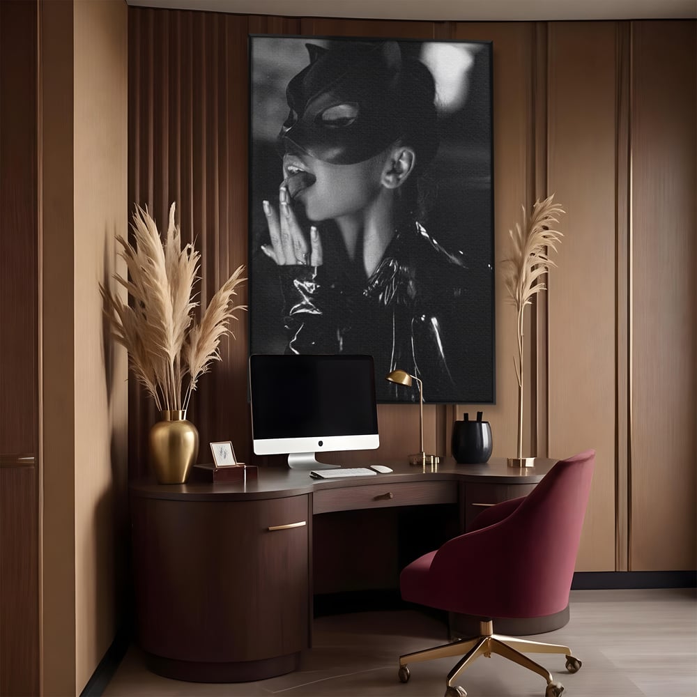Tablou canvas cu tablou canvas cu femeie in costum de pisica, in rama de aluminiu negru, pe perete intr-un birou