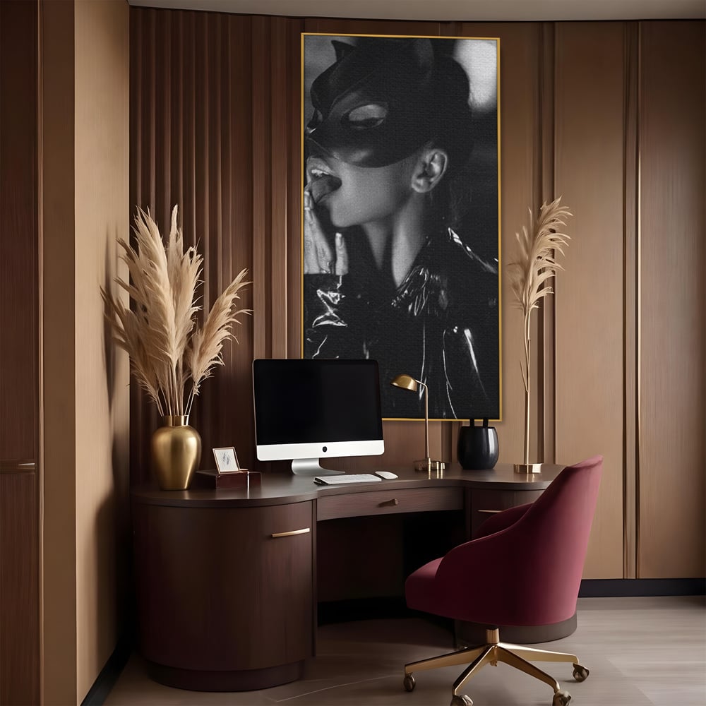 Tablou canvas cu tablou canvas cu femeie in costum de pisica, in rama de aluminiu auriu, pe perete intr-un birou