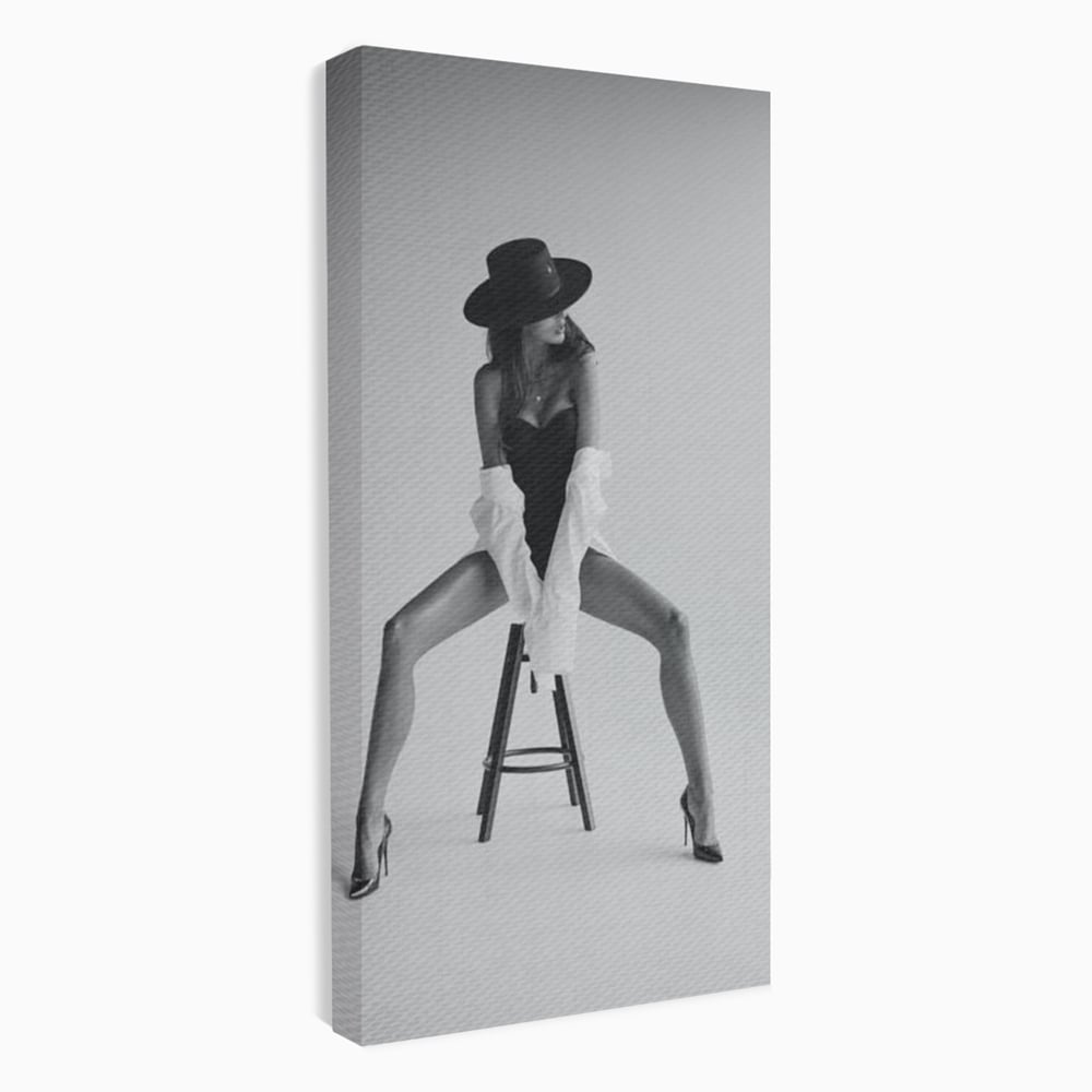 Tablou canvas cu tablou canvas cu femeie pe scaun, fara rama, pe sasiu de lemn