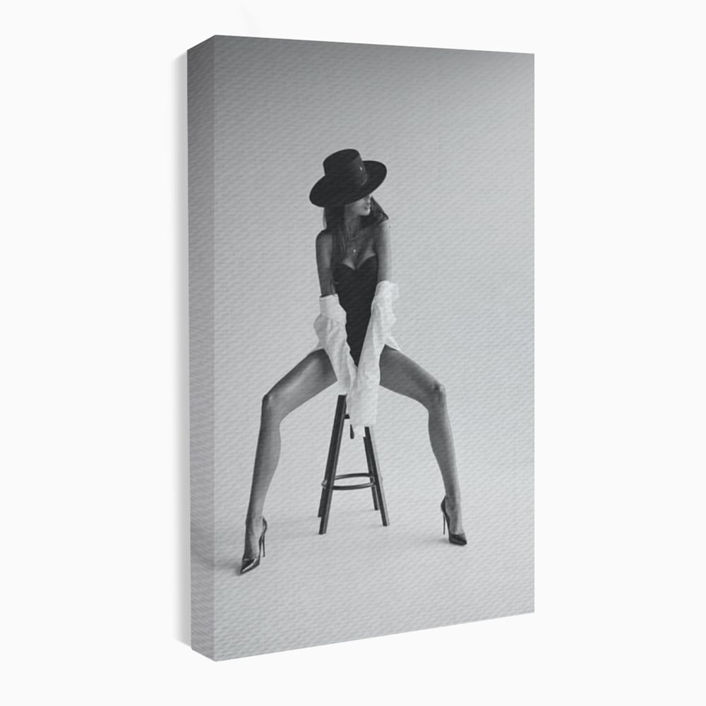 Tablou canvas cu tablou canvas cu femeie pe scaun, fara rama, pe sasiu de lemn