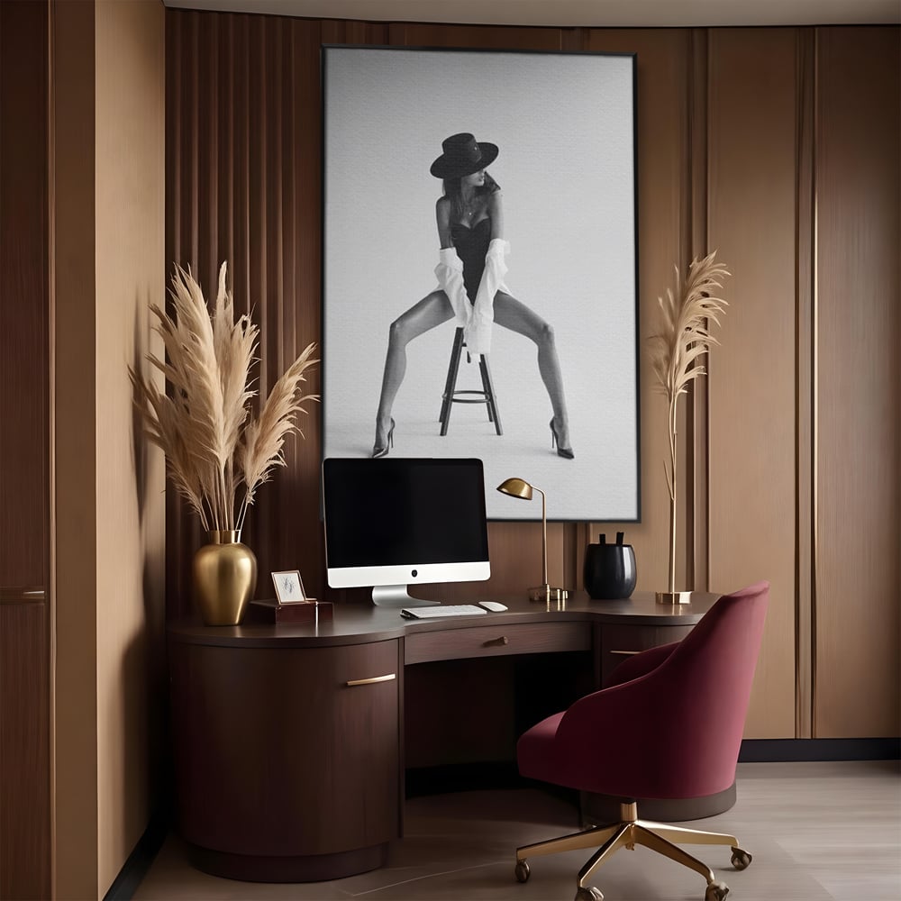 Tablou canvas cu tablou canvas cu femeie pe scaun, in rama de aluminiu negru, pe perete intr-un birou
