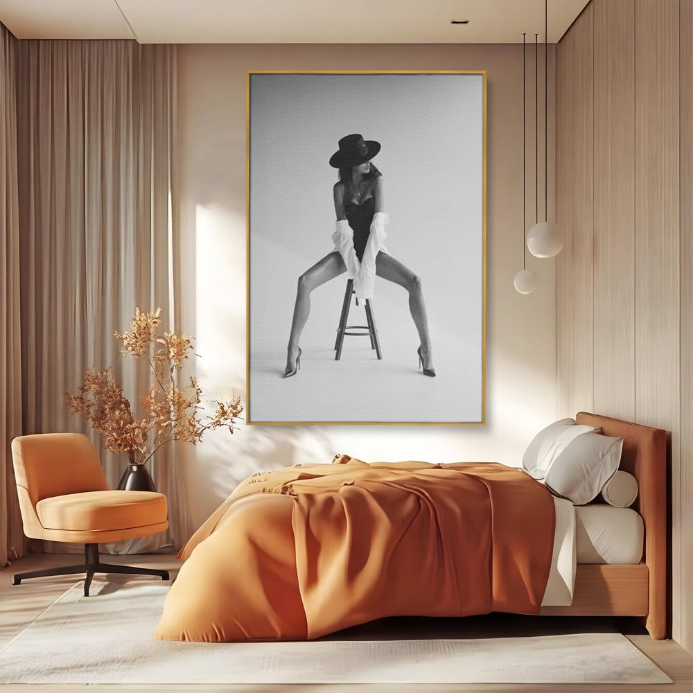 Tablou canvas cu tablou canvas cu femeie pe scaun, in rama de aluminiu auriu, pe perete intr-un dormitor