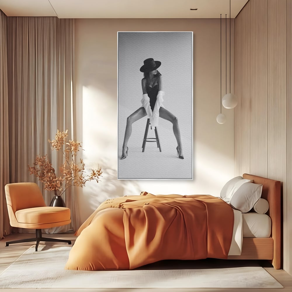 Tablou canvas cu tablou canvas cu femeie pe scaun, in rama de aluminiu argintiu, pe perete intr-un dormitor