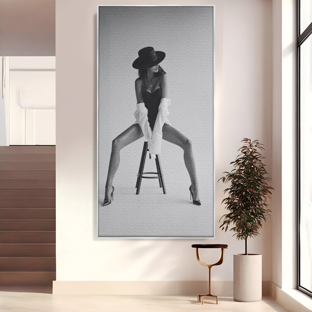 Tablou canvas cu tablou canvas cu femeie pe scaun, in rama de aluminiu argintiu