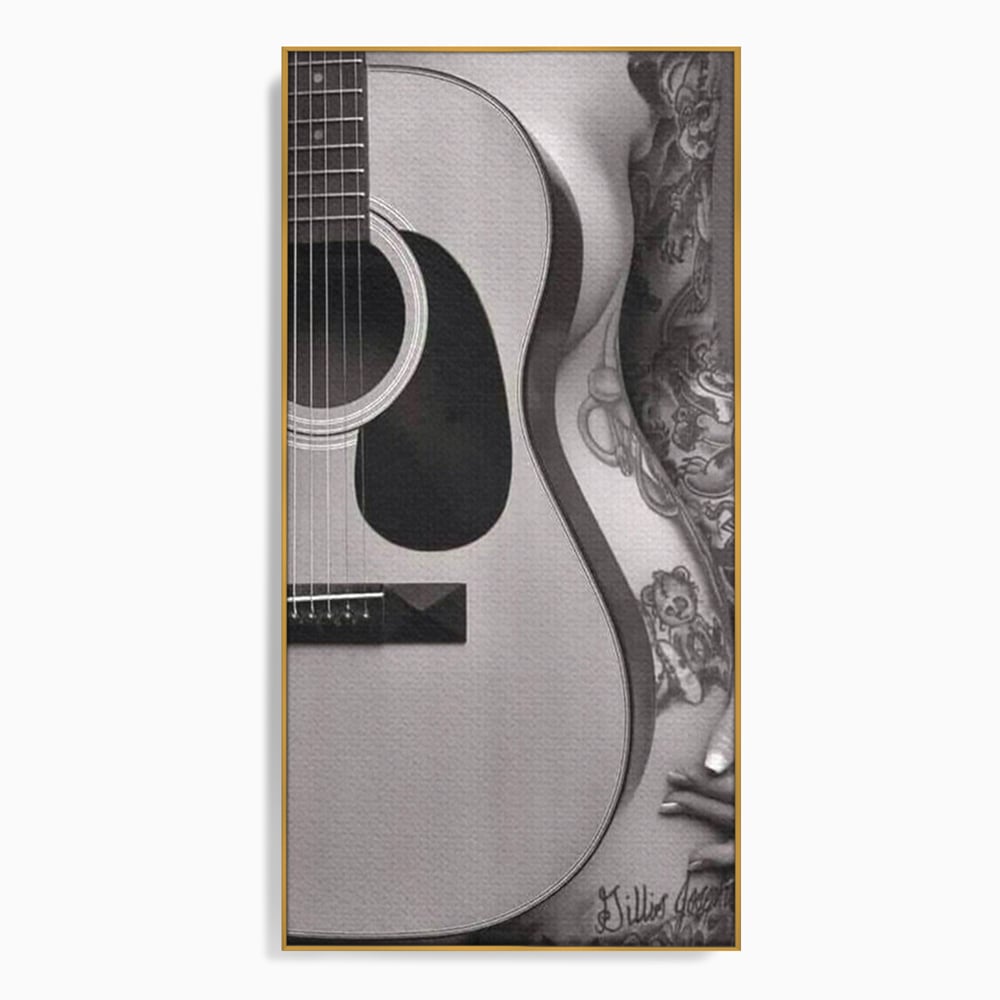 Tablou canvas cu tablou canvas cu chitara si silueta feminina tatuata, in rama de aluminiu auriu