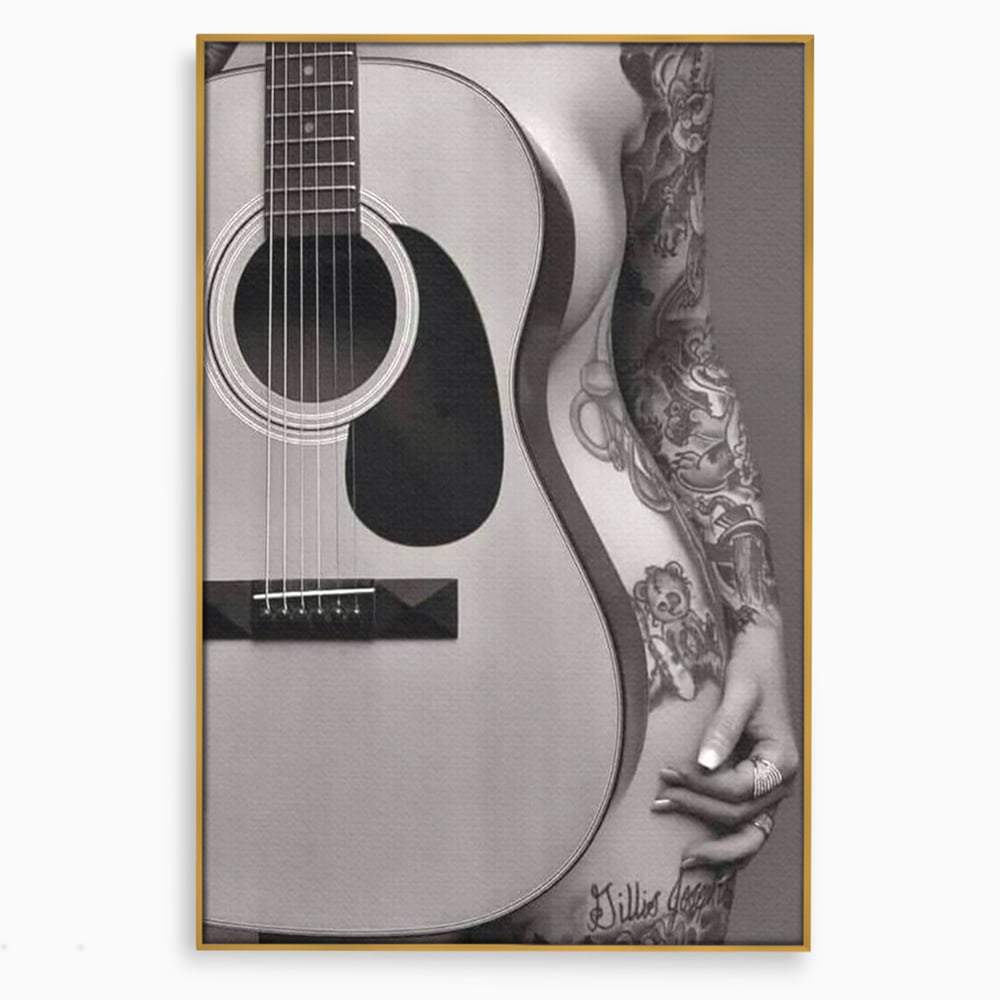 Tablou canvas cu tablou canvas cu chitara si silueta feminina tatuata, in rama de aluminiu auriu