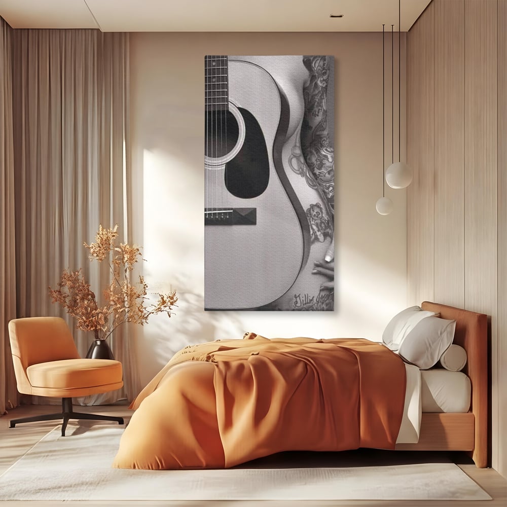 Tablou canvas cu tablou canvas cu chitara si silueta feminina tatuata, fara rama, pe sasiu de lemn, pe perete intr-un dormitor