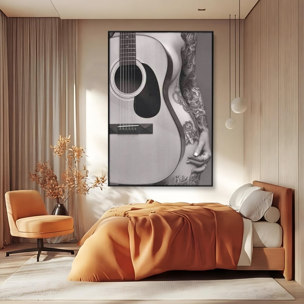 Tablou canvas cu tablou canvas cu chitara si silueta feminina tatuata, in rama de aluminiu negru, pe perete intr-un dormitor