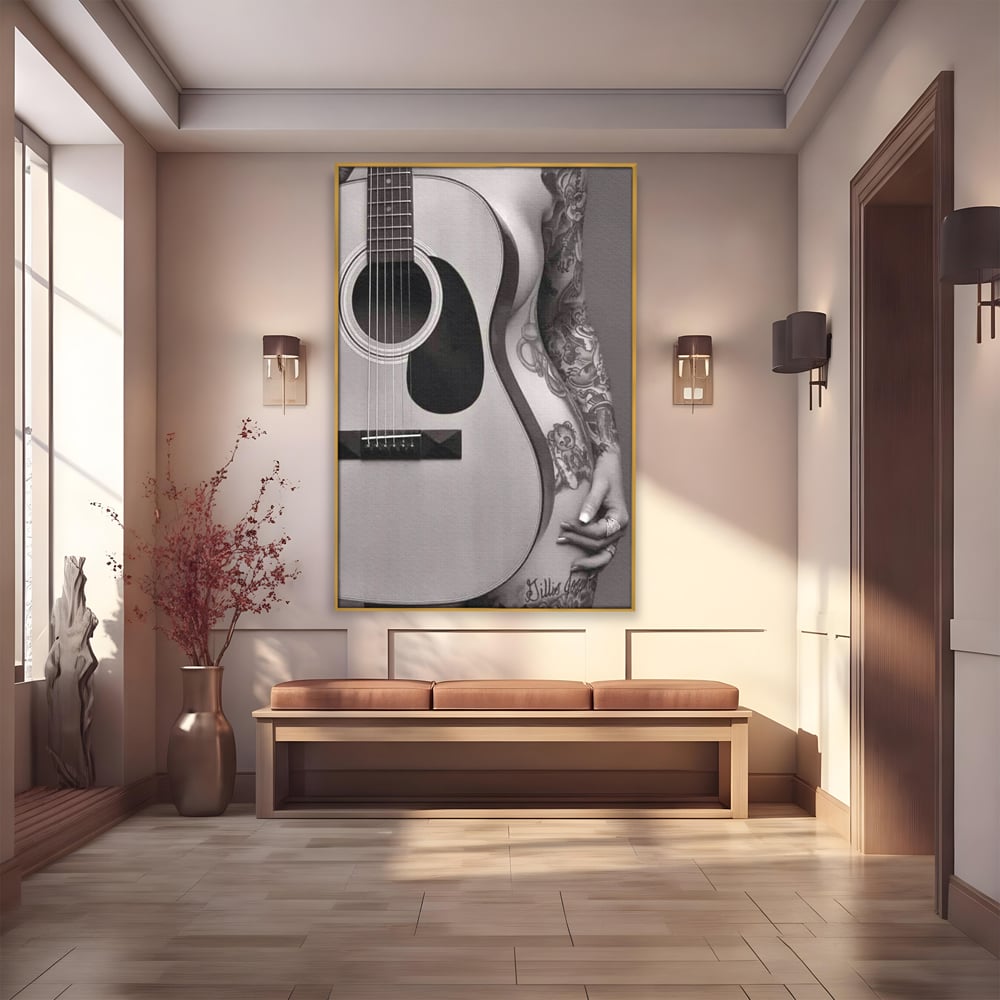 Tablou canvas cu tablou canvas cu chitara si silueta feminina tatuata, in rama de aluminiu auriu
