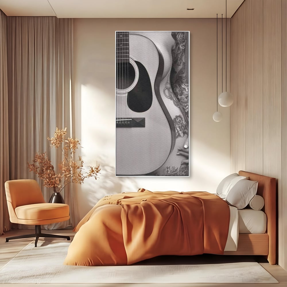 Tablou canvas cu tablou canvas cu chitara si silueta feminina tatuata, in rama de aluminiu argintiu, pe perete intr-un dormitor