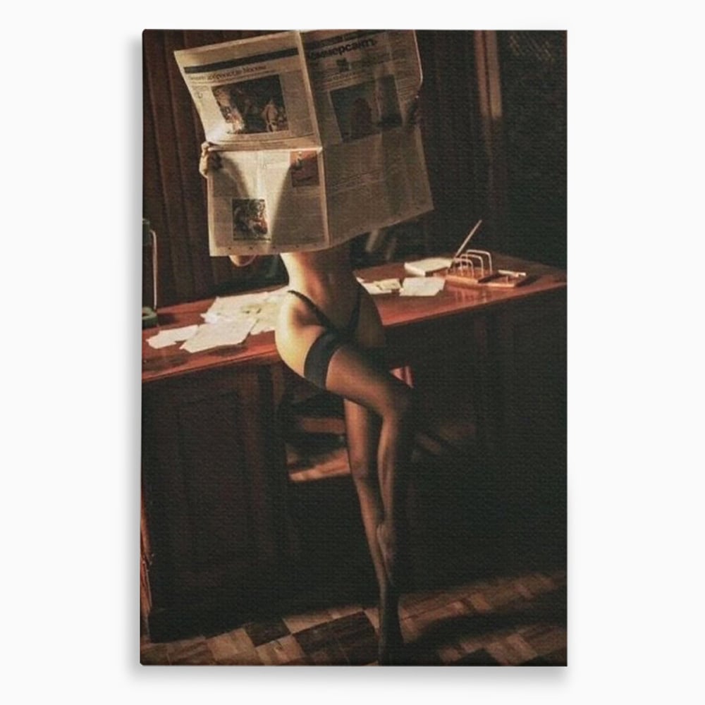 Tablou canvas cu tablou canvas cu femeie si ziar, fara rama, pe sasiu de lemn