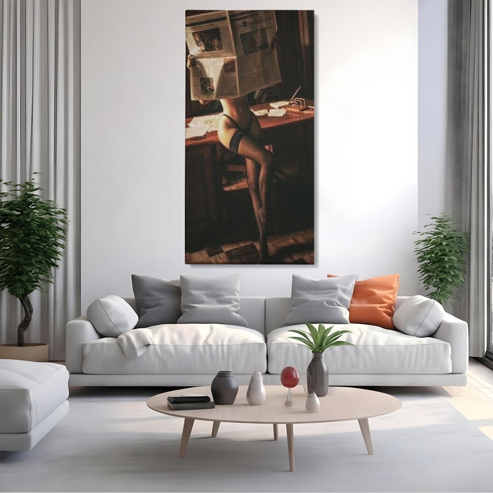 Tablou canvas cu tablou canvas cu femeie si ziar, fara rama, pe sasiu de lemn, pe perete intr-un living