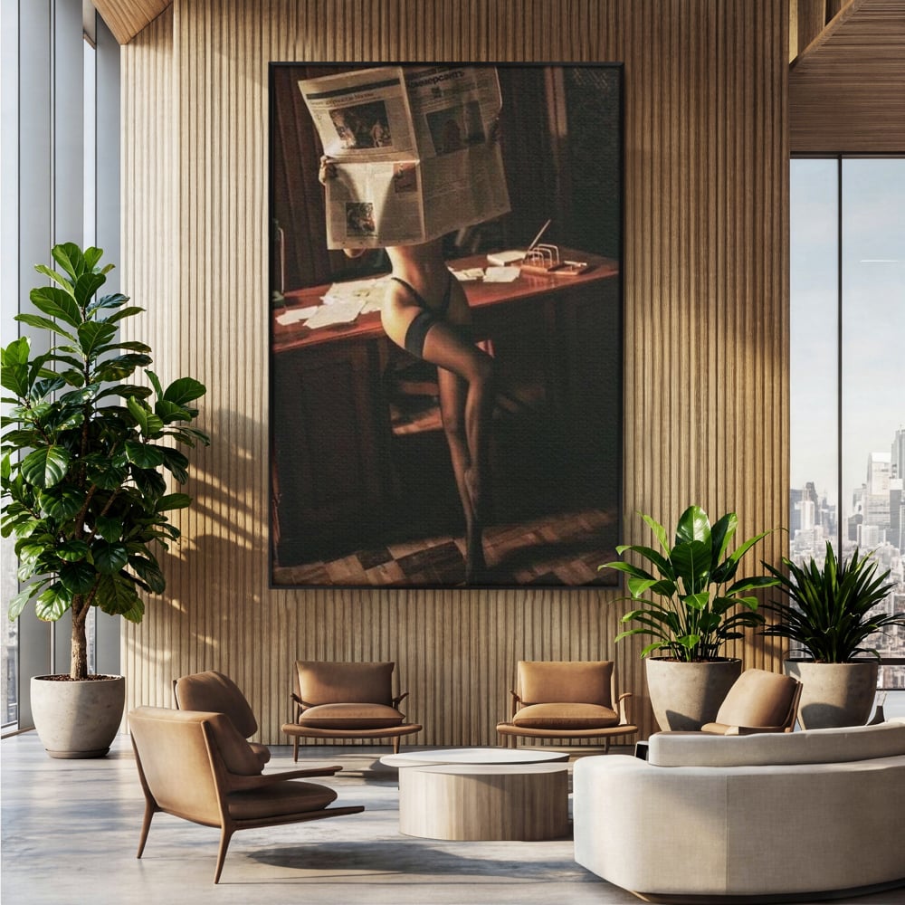 Tablou canvas cu tablou canvas cu femeie si ziar, in rama de aluminiu negru, pe perete intr-un birou