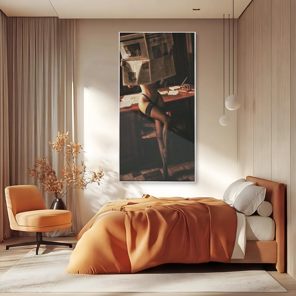 Tablou canvas cu tablou canvas cu femeie si ziar, in rama de aluminiu argintiu, pe perete intr-un dormitor