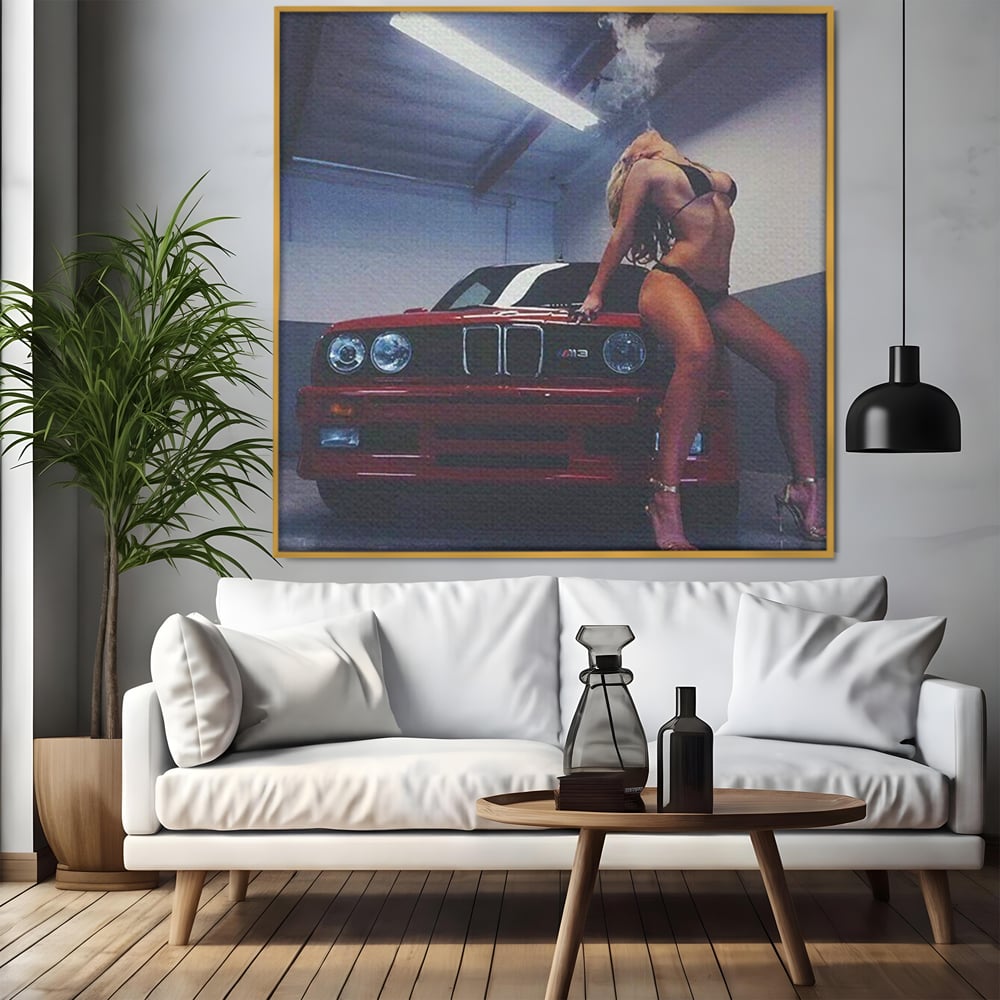 Tablou canvas cu tablou canvas cu masina si femeie, in rama de aluminiu auriu, pe perete intr-un living