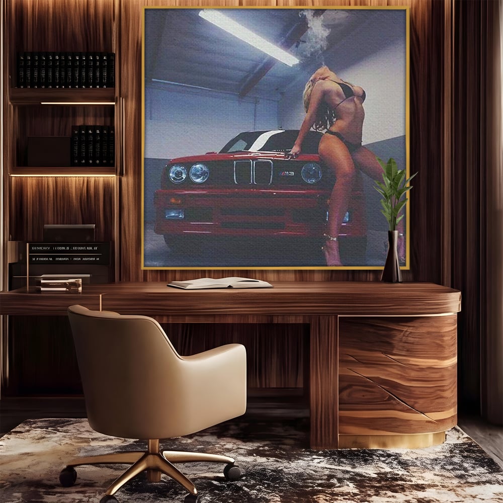 Tablou canvas cu tablou canvas cu masina si femeie, in rama de aluminiu auriu, pe perete intr-un birou