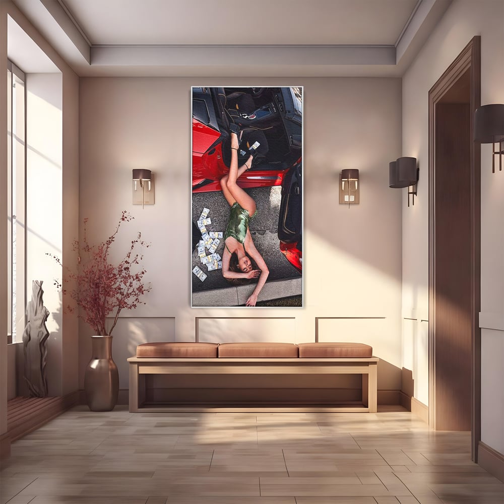 Tablou canvas cu femeie intinsa langa masina rosie si bancnote, in rama de aluminiu argintiu