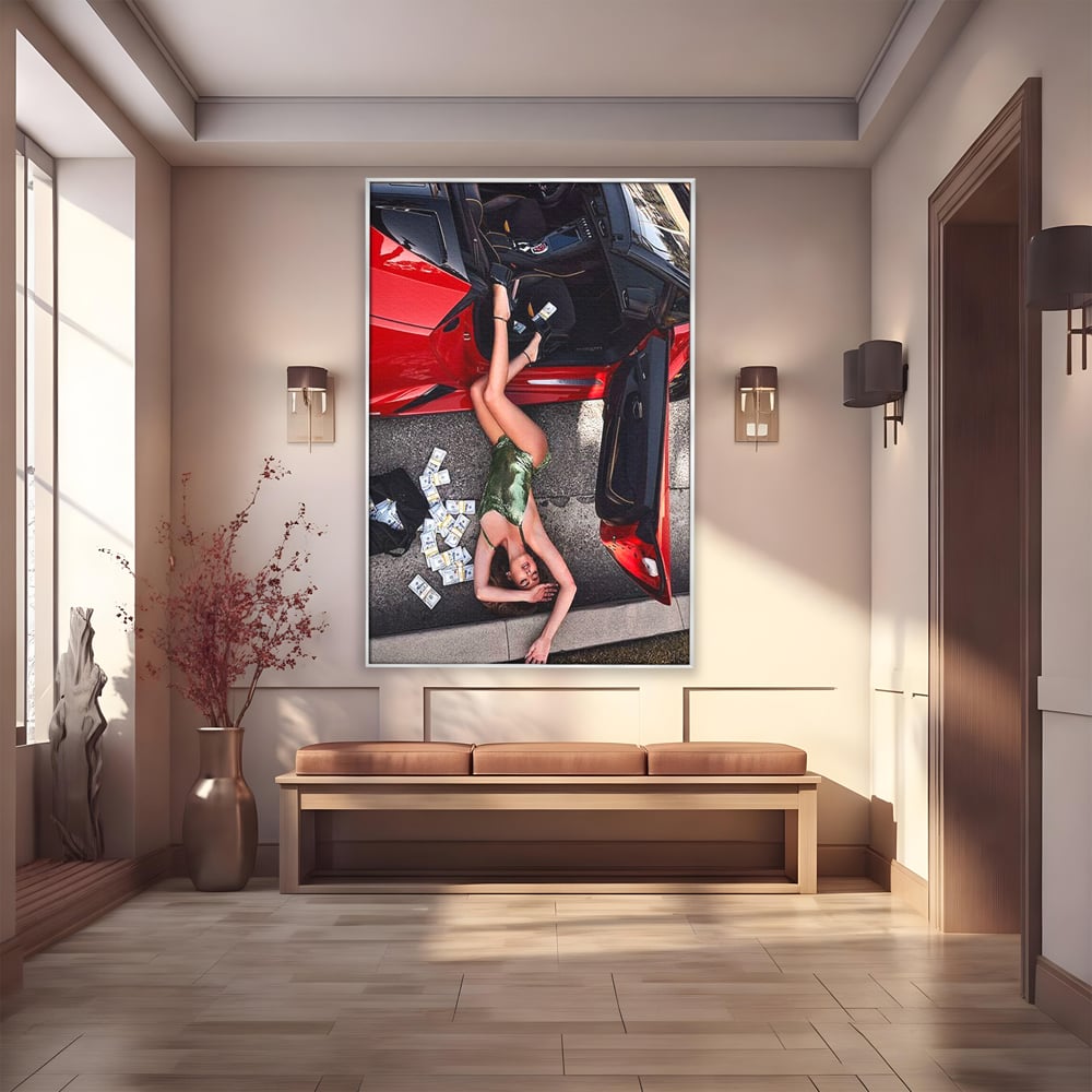 Tablou canvas cu femeie intinsa langa masina rosie si bancnote, in rama de aluminiu argintiu