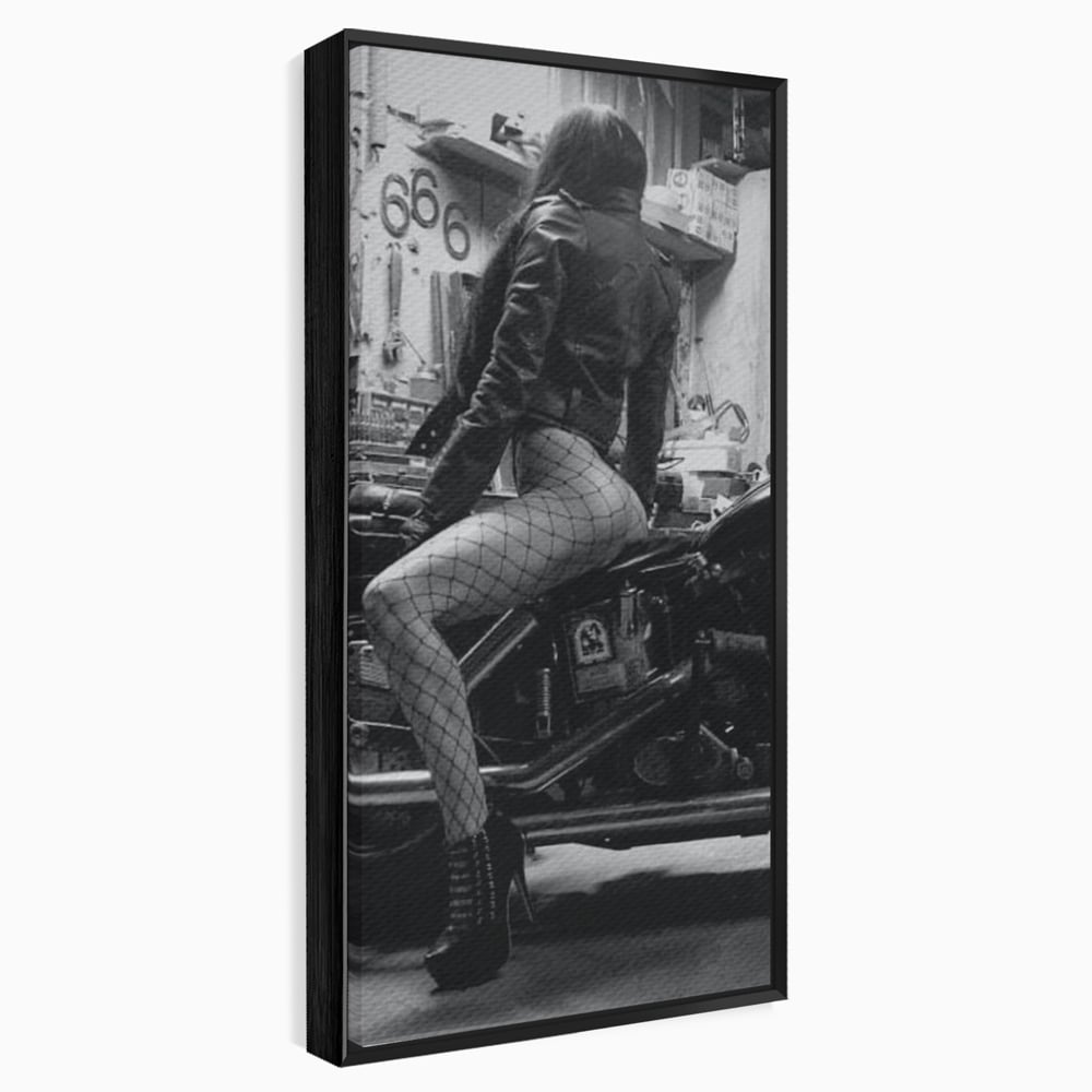 Tablou canvas cu tablou canvas cu femeie pe motocicleta, in rama de aluminiu negru