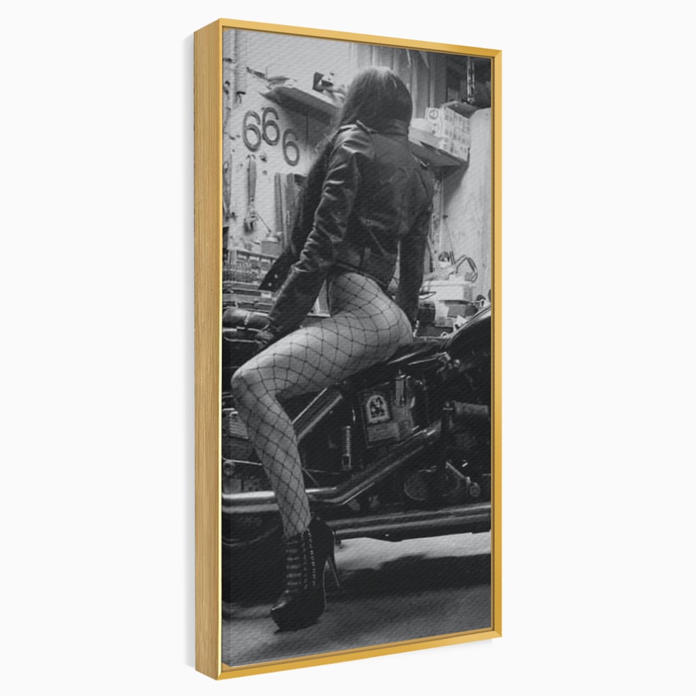 Tablou canvas cu tablou canvas cu femeie pe motocicleta, in rama de aluminiu auriu