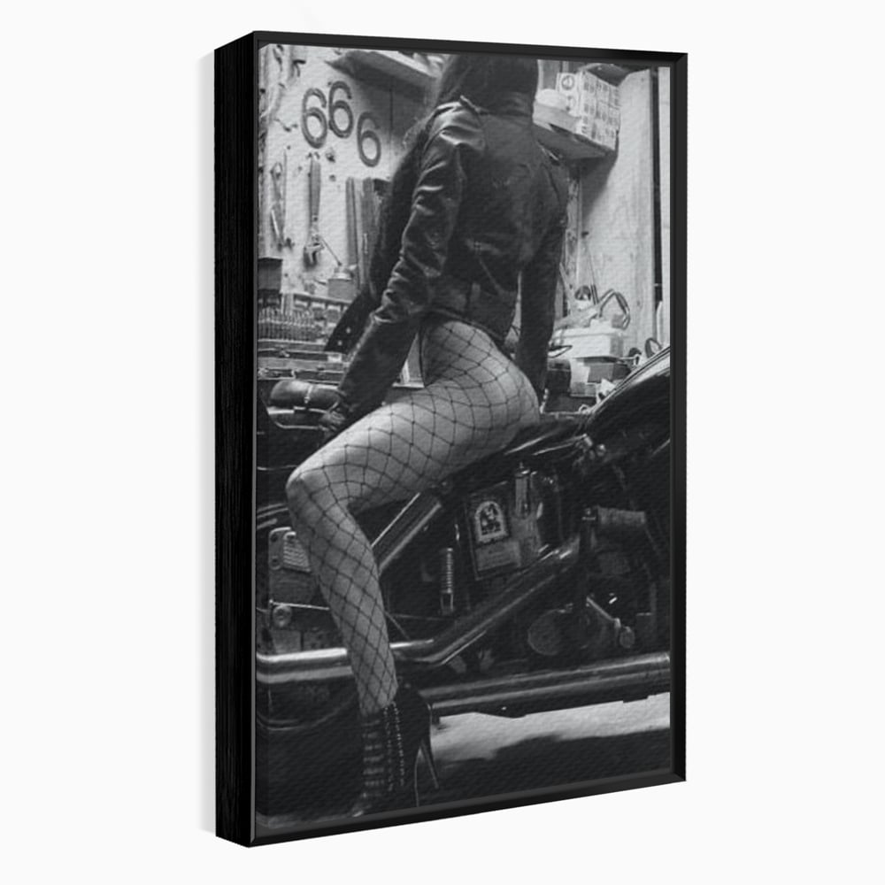 Tablou canvas cu tablou canvas cu femeie pe motocicleta, in rama de aluminiu negru