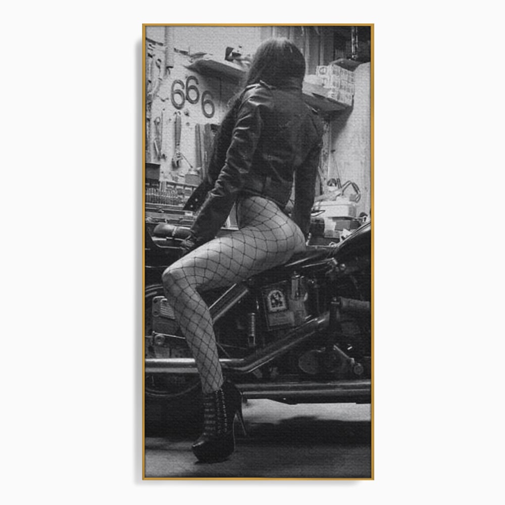 Tablou canvas cu tablou canvas cu femeie pe motocicleta, in rama de aluminiu auriu