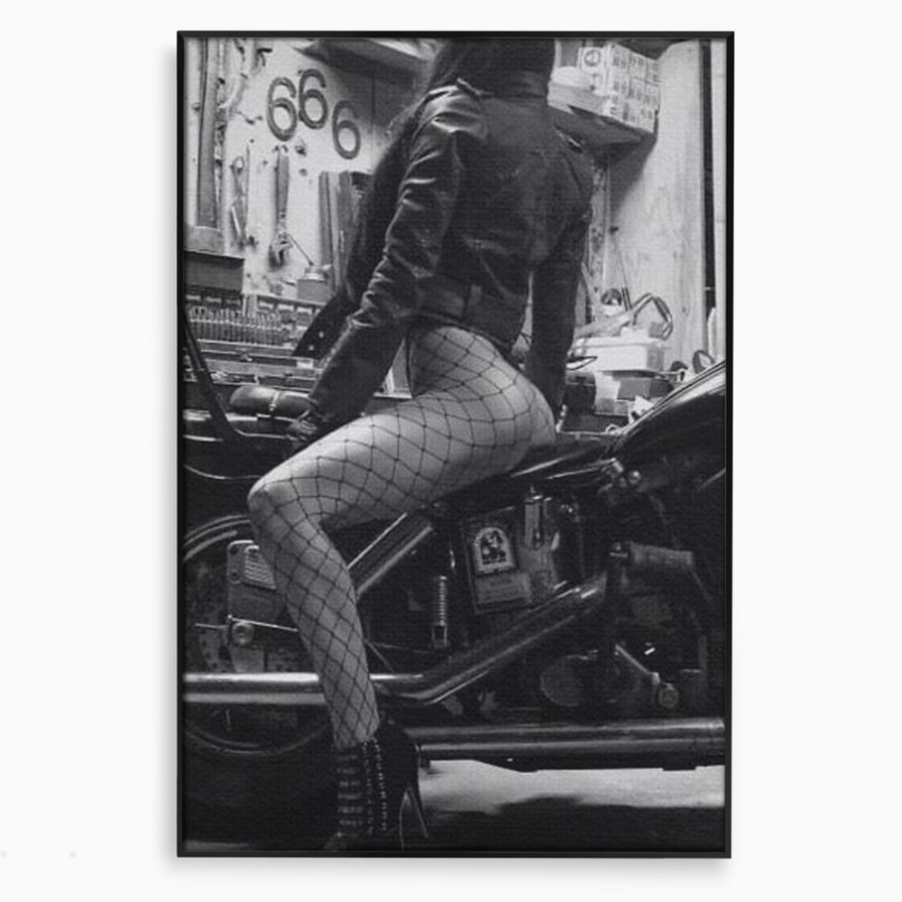Tablou canvas cu tablou canvas cu femeie pe motocicleta, in rama de aluminiu negru