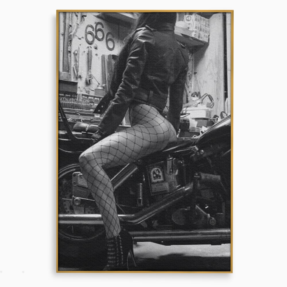 Tablou canvas cu tablou canvas cu femeie pe motocicleta, in rama de aluminiu auriu