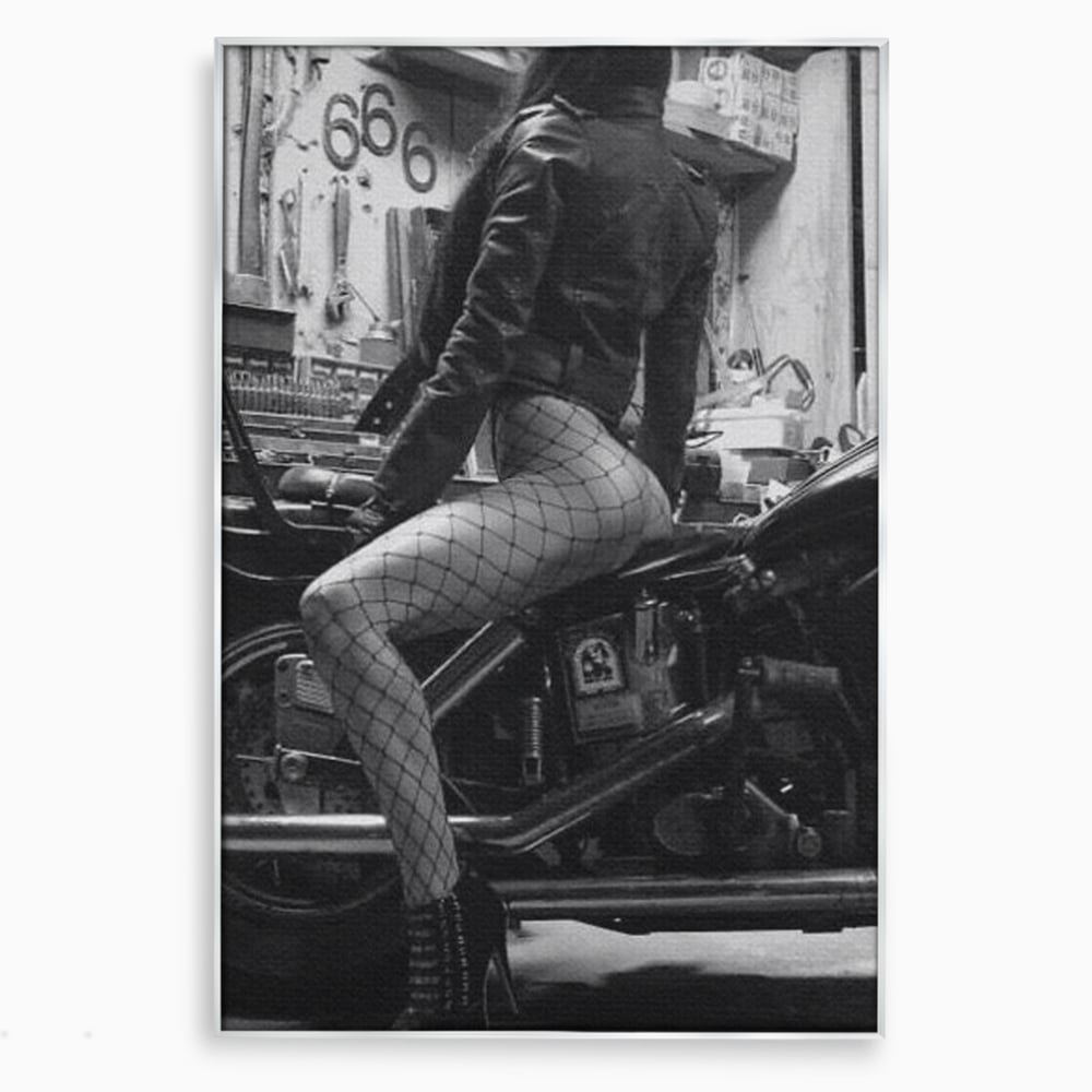 Tablou canvas cu tablou canvas cu femeie pe motocicleta, in rama de aluminiu argintiu